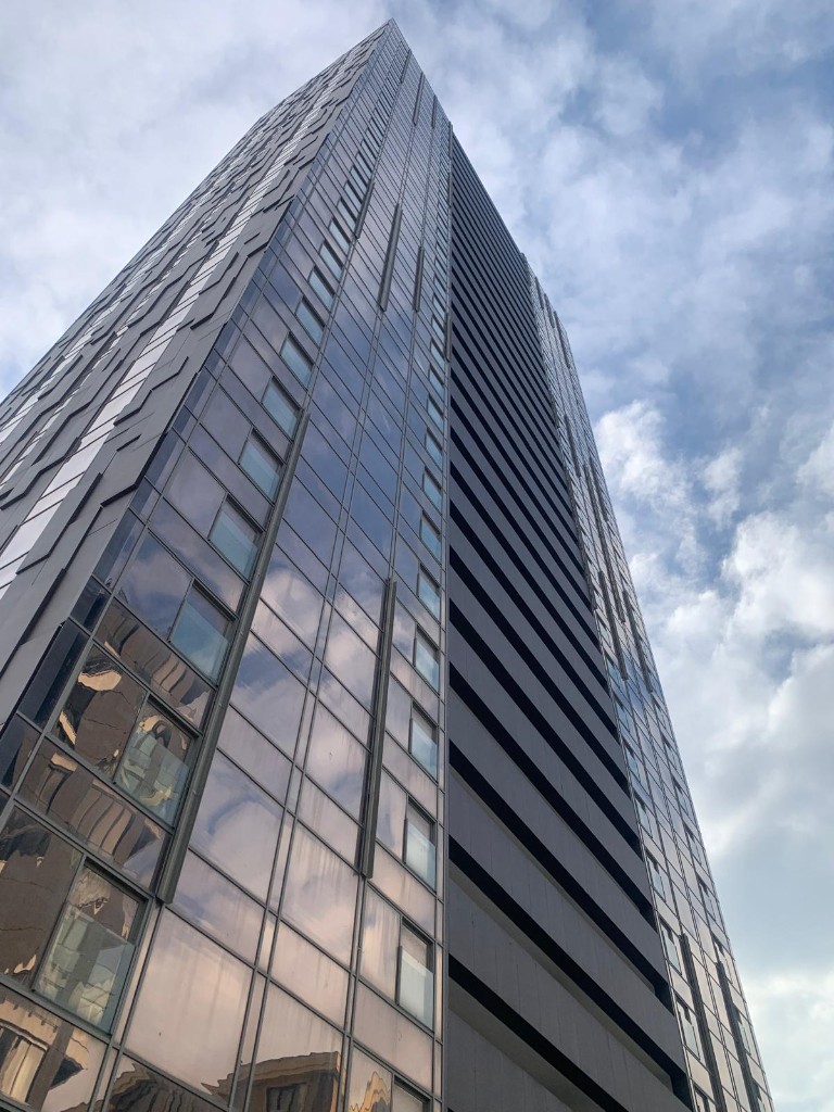 Altower Rezidans Göztepe — Altınbaş Holding: cam cephe ve gökyüzü perspektifi
